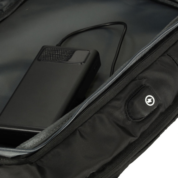 Bővíthető hátizsák USB porttal 26-36 l - Fekete